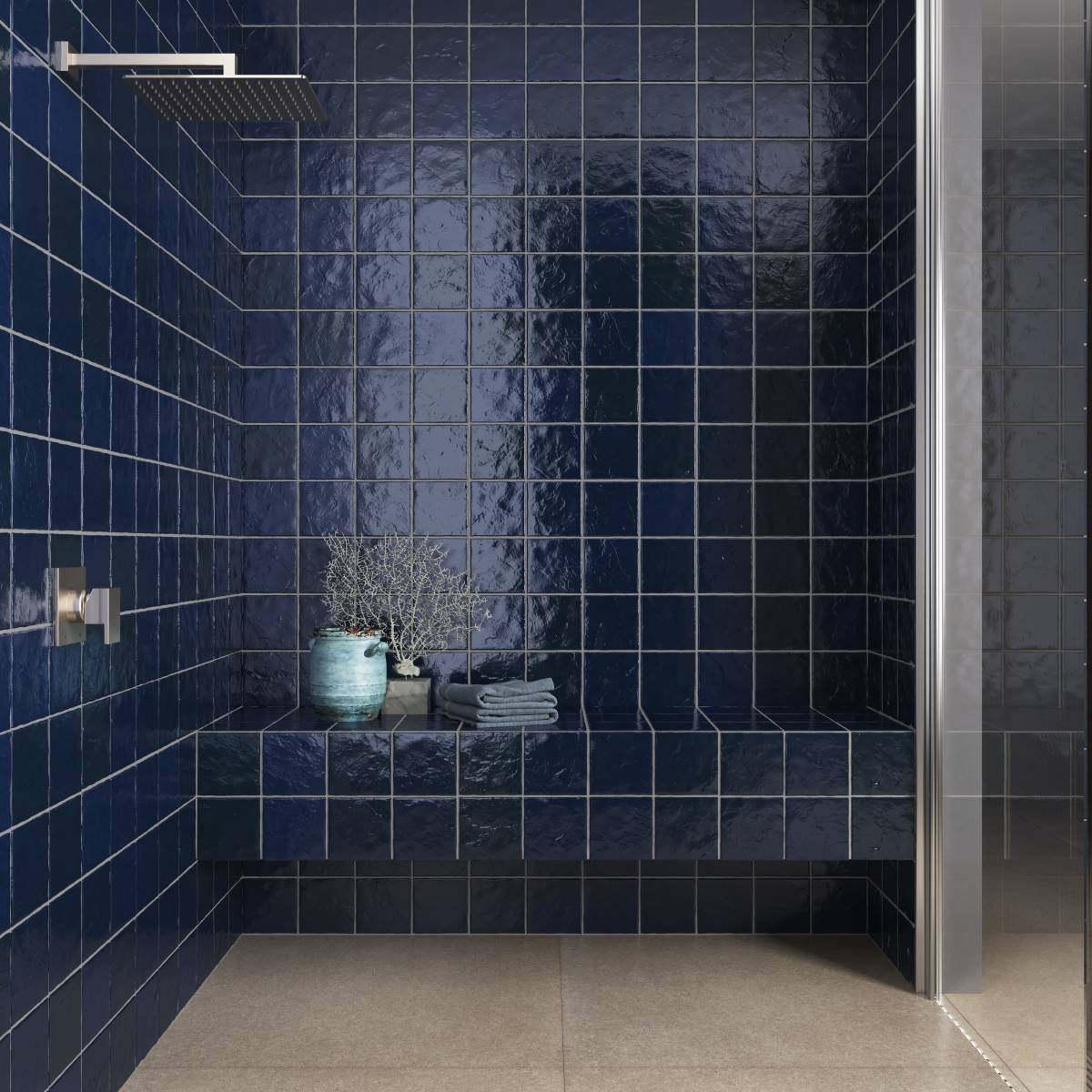 Azulejo azul marinho aplicado em paredes de banheiro pequeno